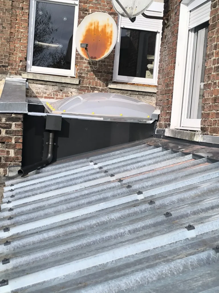 Toiture d’extension rénovée avec grand puits de lumière à Roubaix