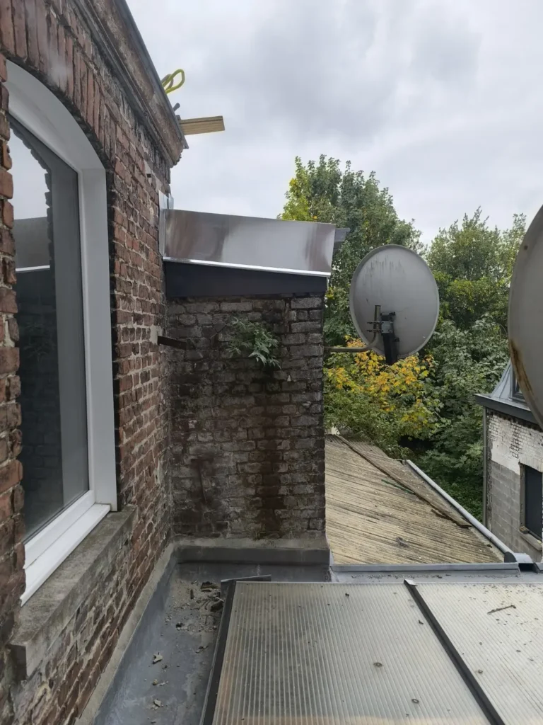Ancienne toiture translucide de l’extension à Roubaix avant rénovation