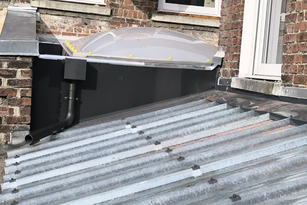 Rénovation terminée d’une toiture d’extension avec puits de lumière à Roubaix