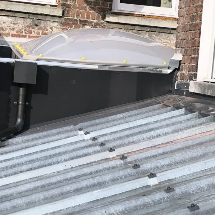 Rénovation terminée d’une toiture d’extension avec puits de lumière à Roubaix