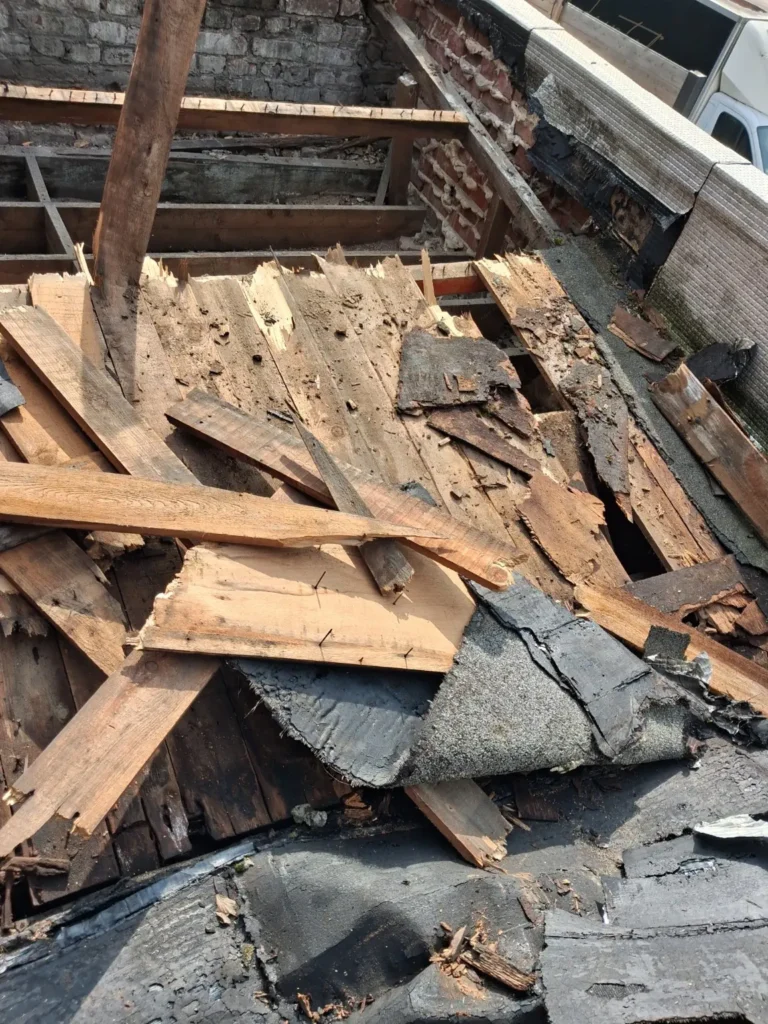 Bois et ancien revêtement fortement dégradés