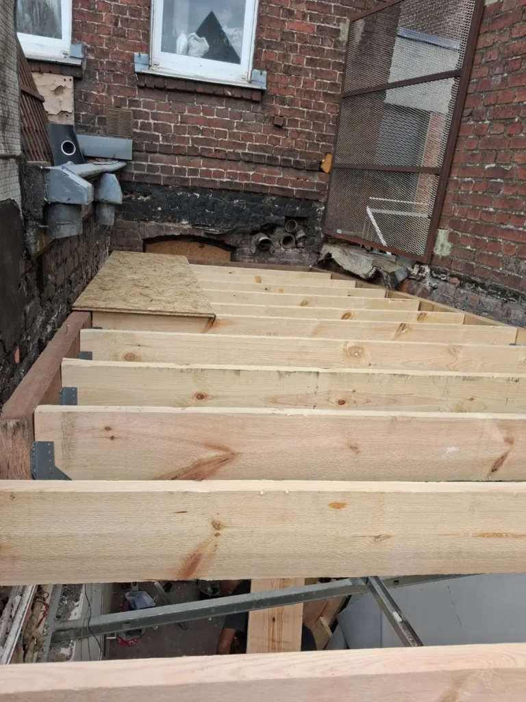 Nouveau solivage en bois de la toiture d’extension