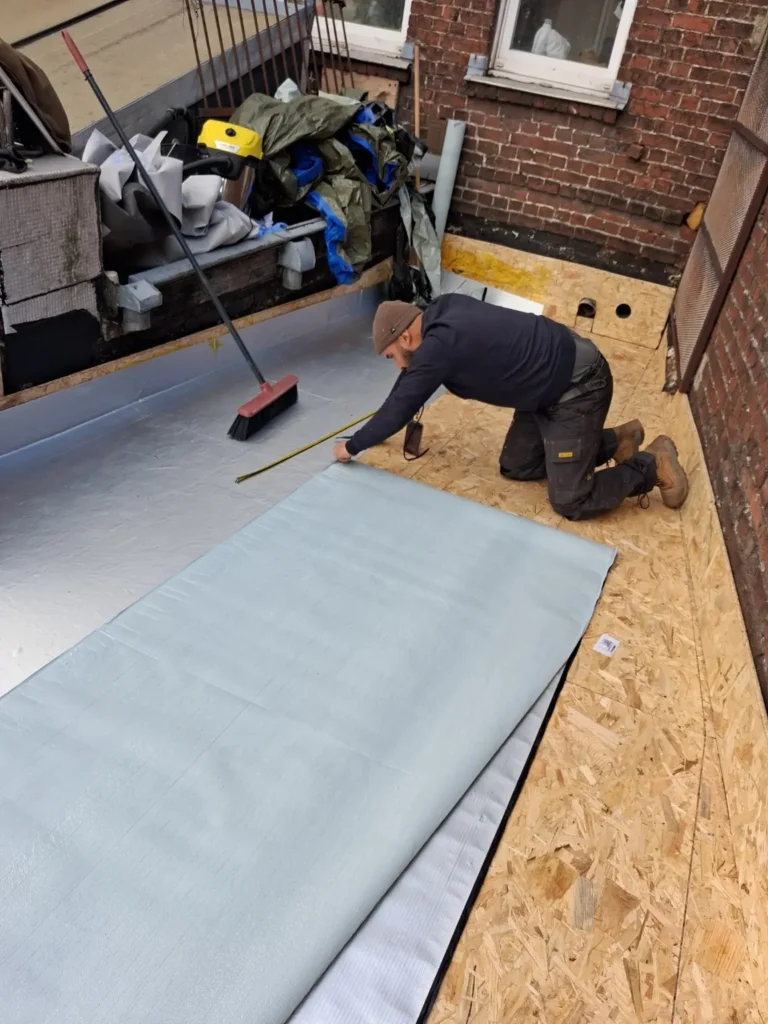 Pose de la membrane EPDM sur le support OSB