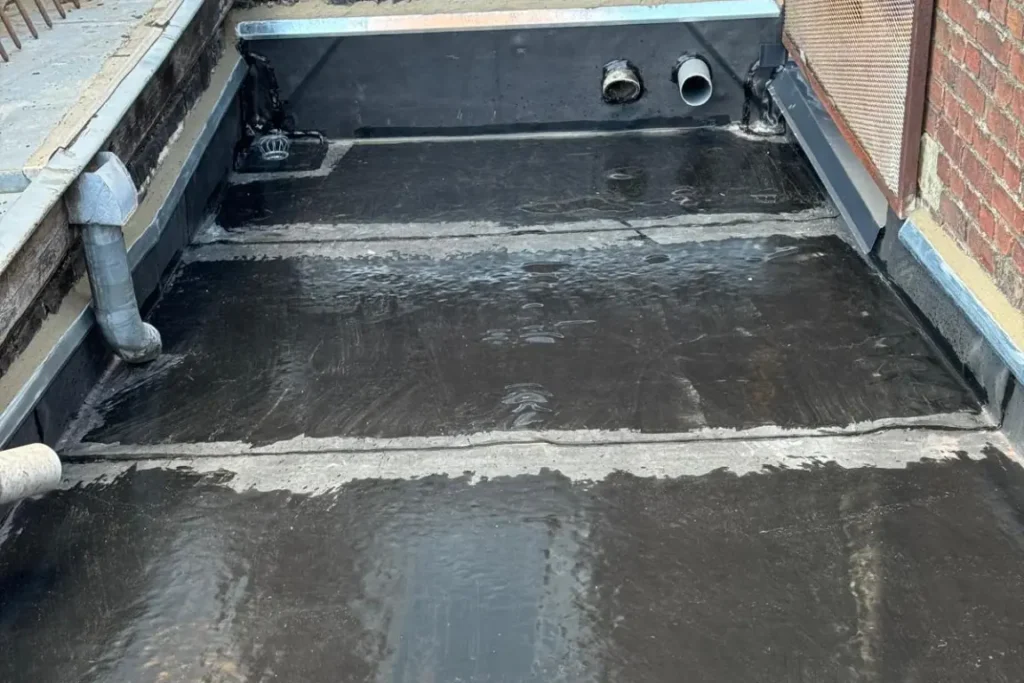 Toiture d’extension rénovée avec charpente et étanchéité EPDM à Roubaix