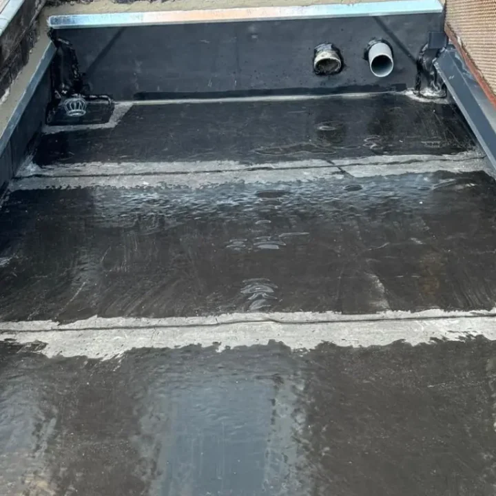 Toiture d’extension rénovée avec charpente et étanchéité EPDM à Roubaix
