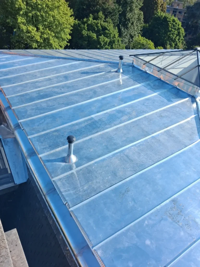 Terrasson rénové en zinc à joint debout autour de la verrière pyramidale