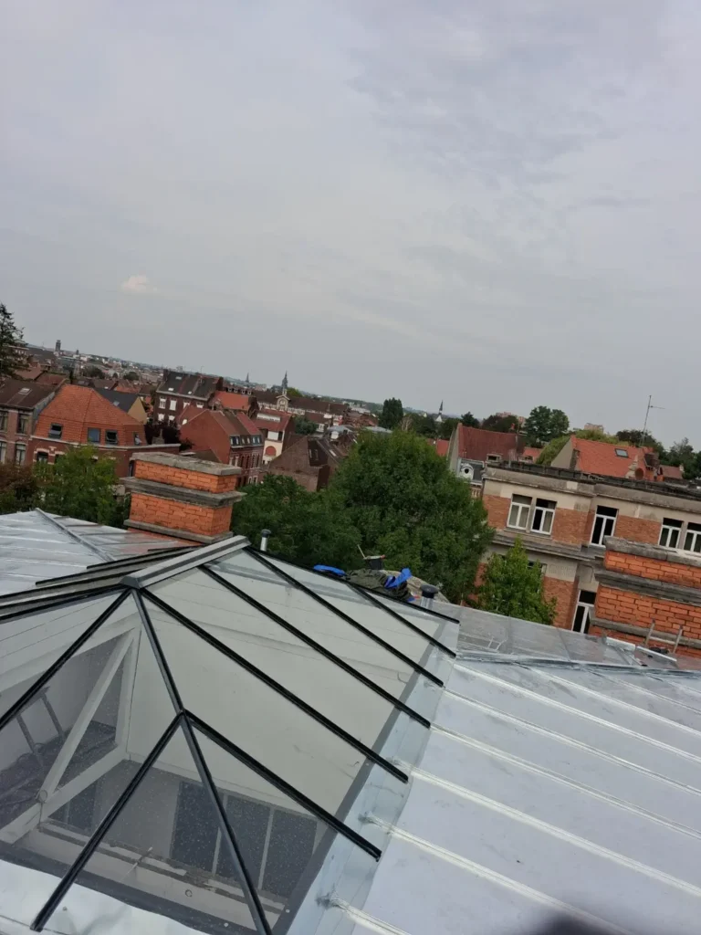 Vue d’ensemble de la verrière pyramidale Art déco et du terrasson en zinc