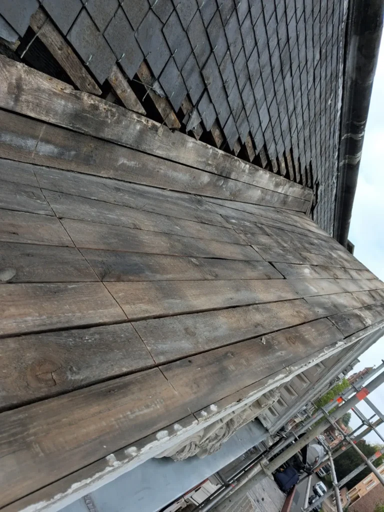 Ancien brisis en ardoise partiellement déposé sur la maison d’architecte de 1936
