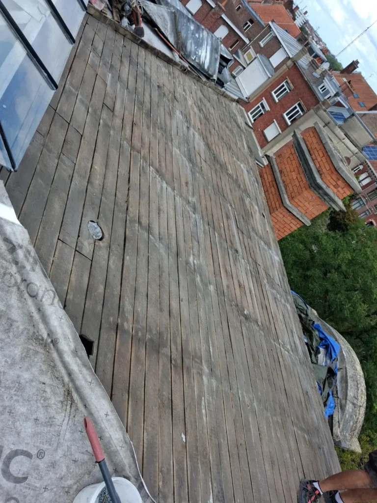 Ancien platelage du terrasson mis à nu avant la pose du zinc