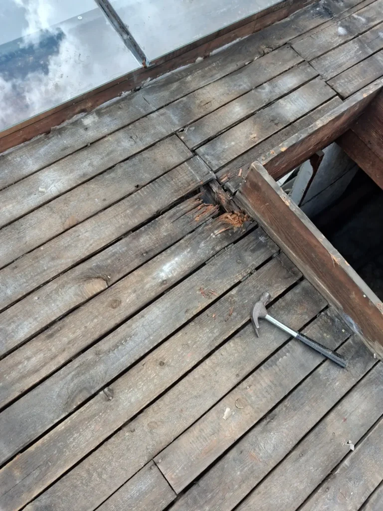 Bois dégradés découverts autour d’une verrière latérale