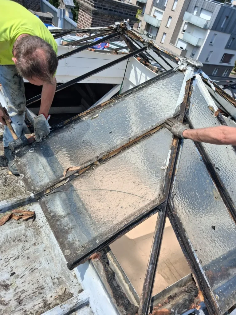 Dépose des vitrages de la verrière pyramidale Art déco existante