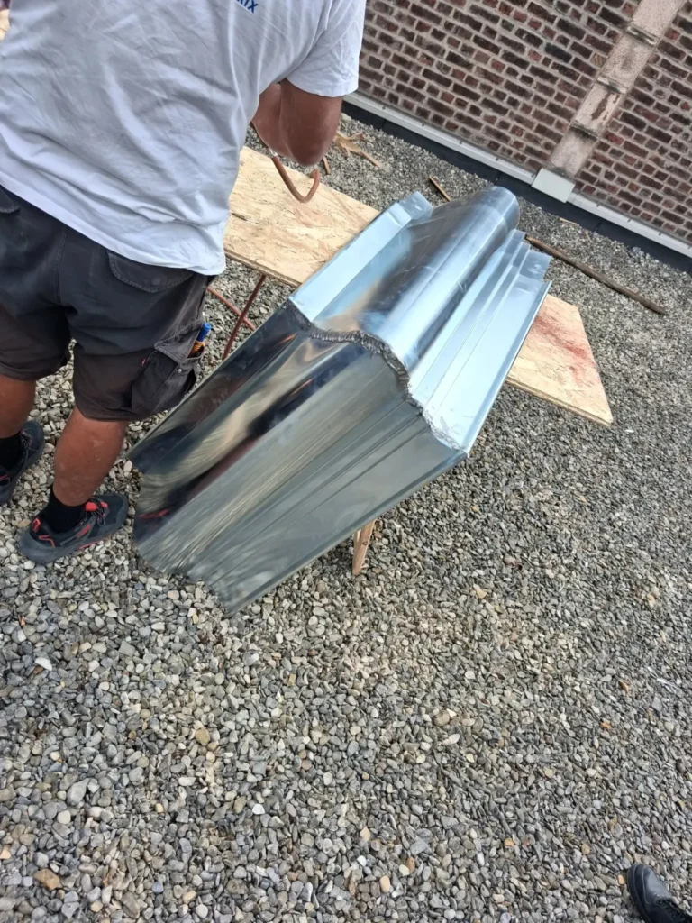 Façonnage sur chantier d’un élément courbe du membron en zinc