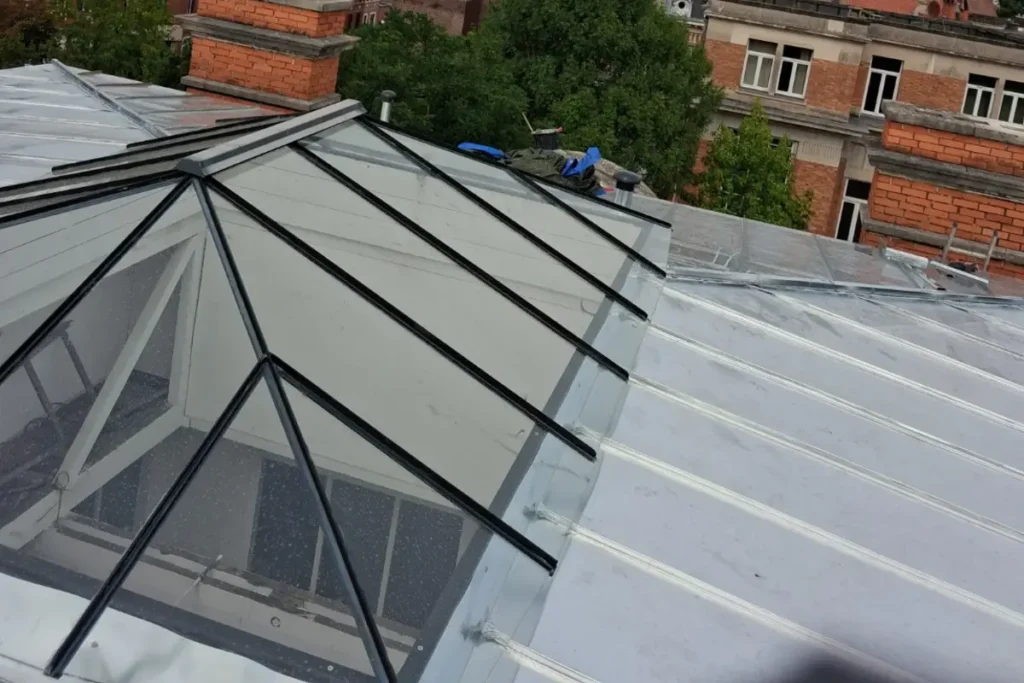 Toiture parisienne rénovée avec verrière pyramidale Art déco à Roubaix