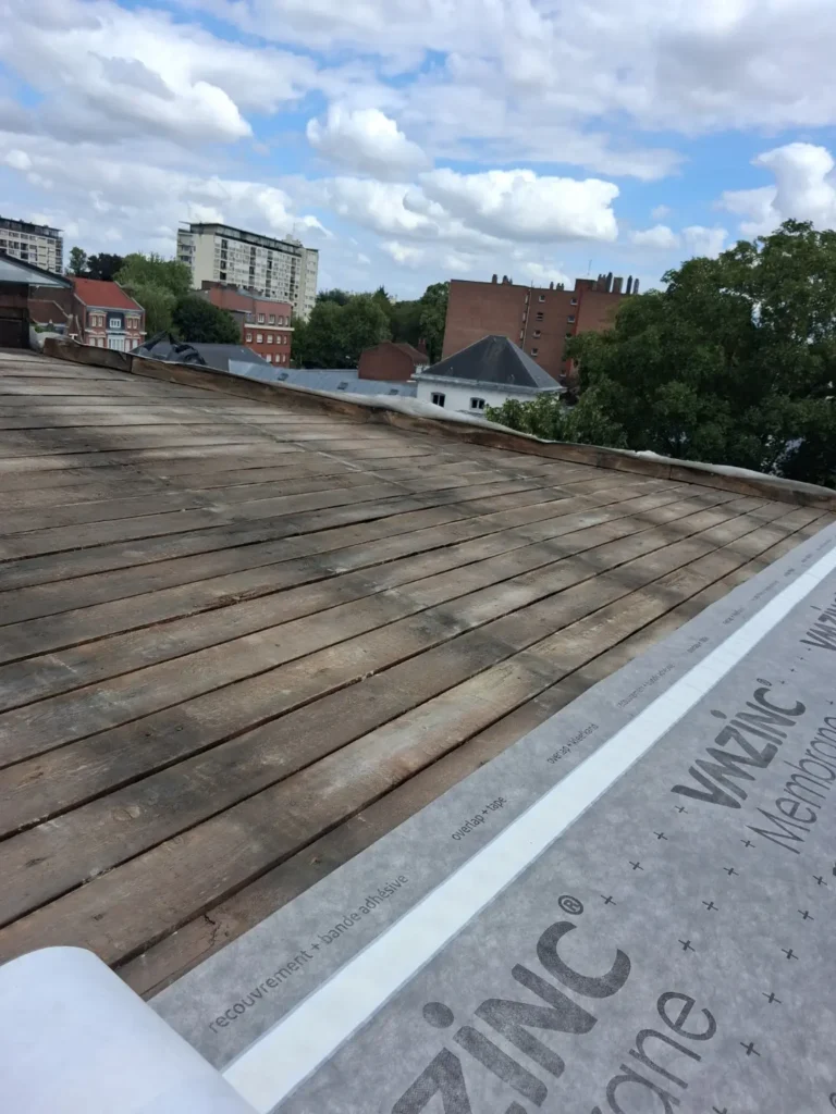Début de pose de la membrane avant couverture du terrasson en zinc