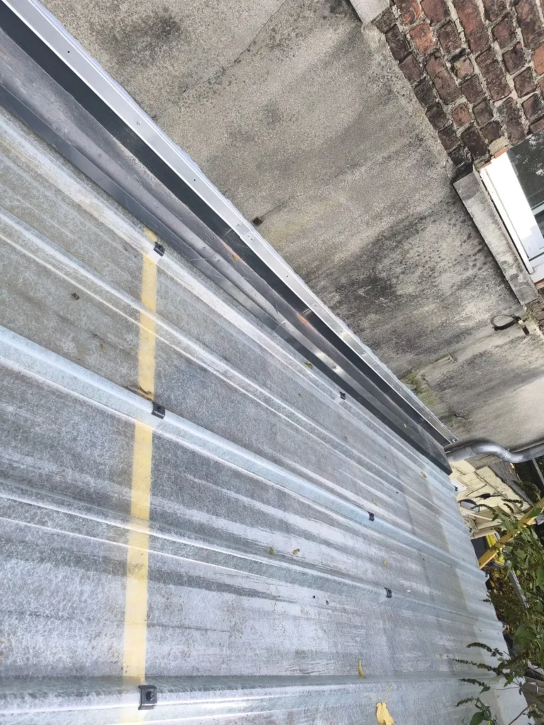 Finitions des rives et solins de la toiture transparente rénovée