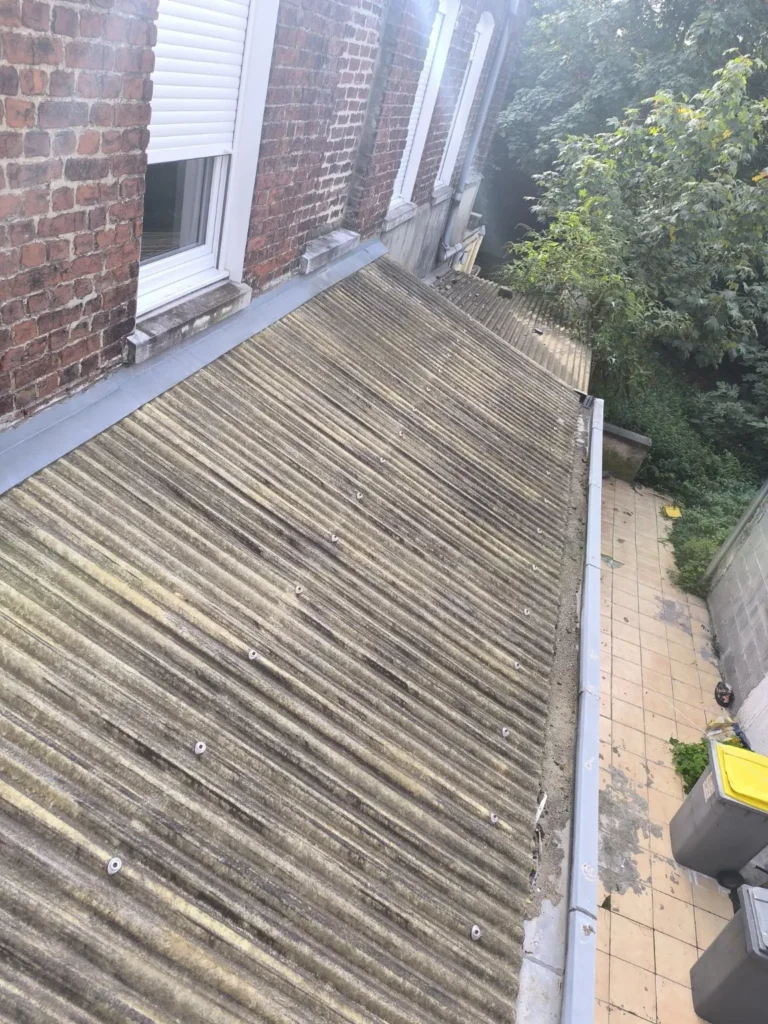 Vue d’ensemble de l’ancienne toiture translucide avant rénovation à Roubaix