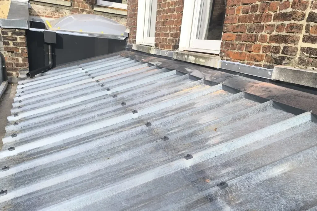 Toiture transparente rénovée au-dessus d’une verrière Art déco à Roubaix