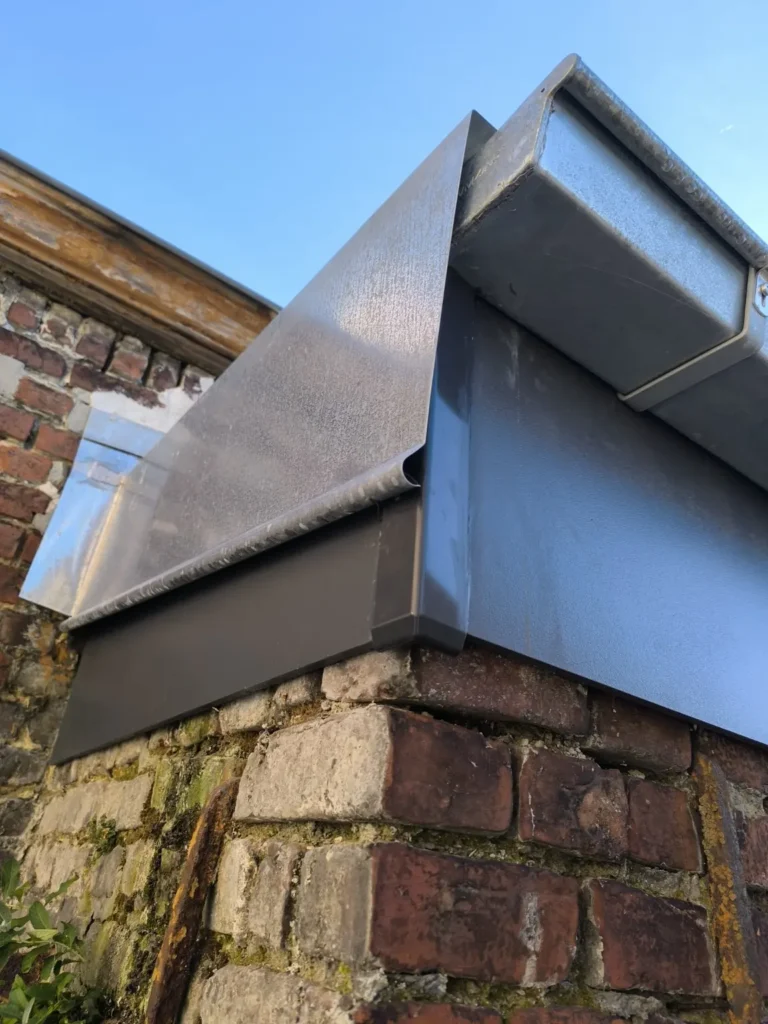 Finition de rive et couvre-mur en zinc et anthracite