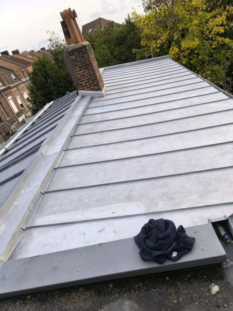 Toiture en zinc naturel à joint debout terminée à Roubaix