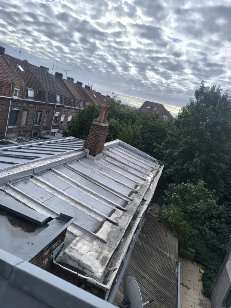 Ancienne toiture en zinc avant rénovation à Roubaix