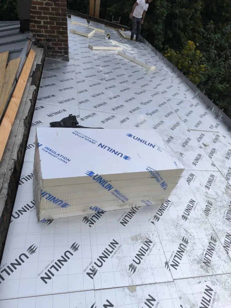 Pose d’une isolation sarking de 160 mm sur une toiture à Roubaix