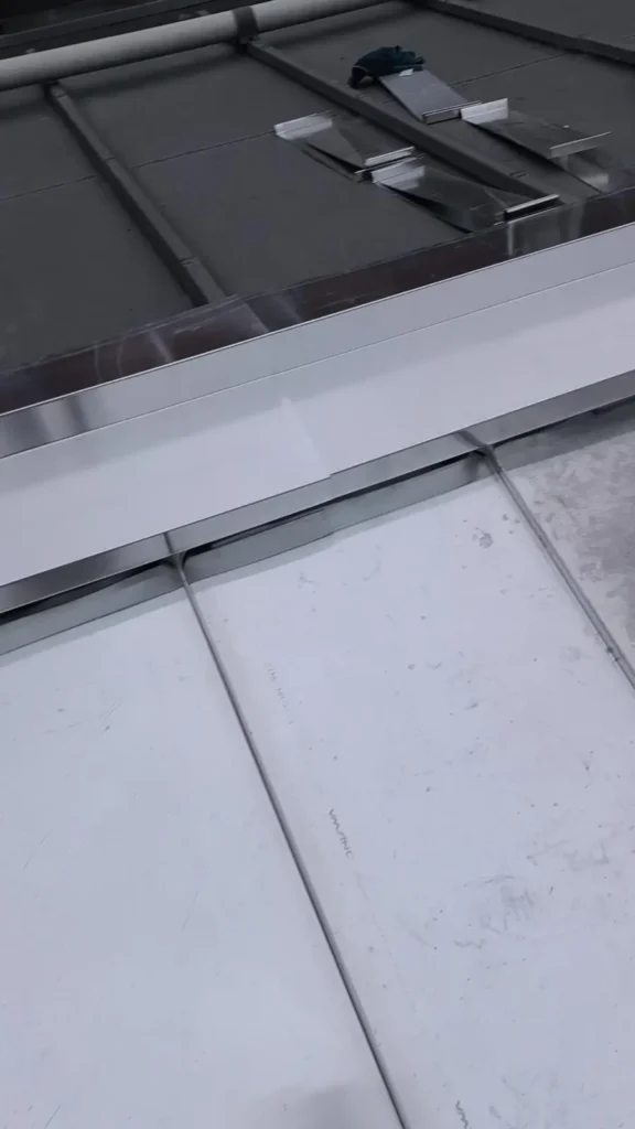 Raccord en zinc façonné autour de la cheminée