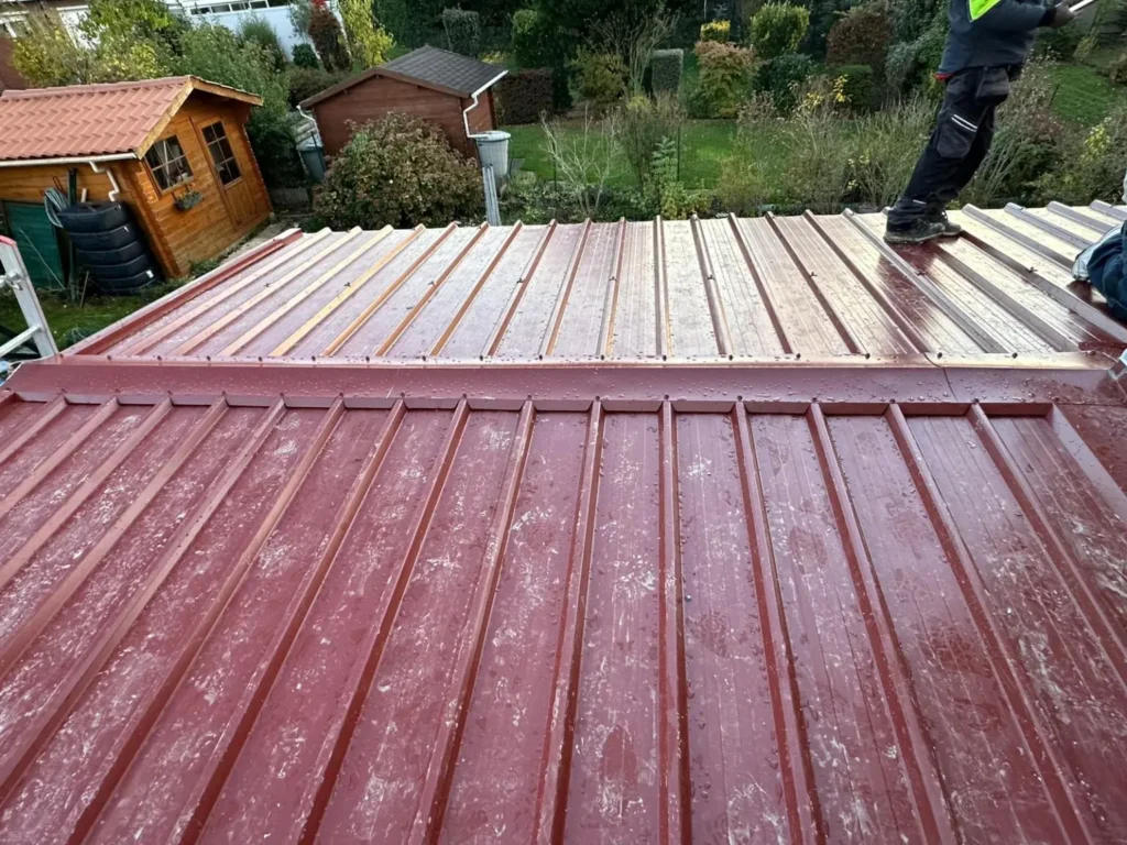 Toiture d’extension en panneaux sandwich rouge à Hem
